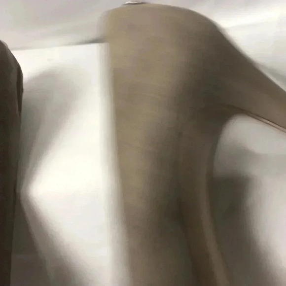 BCBGENERATION WO SZ 7 TAUPE SUEDE PUMPS 4” HEEL - Picture 6 of 13